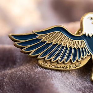 Broches d'animaux de dessin animé tendance en gros, mignonnes, en émail dur, motif aigle chauve, avec emballage personnalisé et <span class=keywords><strong>carte</strong></span> de présentation - Product Image 2