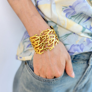 <span class=keywords><strong>Bracelet</strong></span> d'ouverture en acier au titane évidé à feuilles larges plaqué <span class=keywords><strong>or</strong></span> <span class=keywords><strong>18</strong></span> <span class=keywords><strong>carats</strong></span> <span class=keywords><strong>bracelet</strong></span> élégant réglable pour les filles - Product Image 2