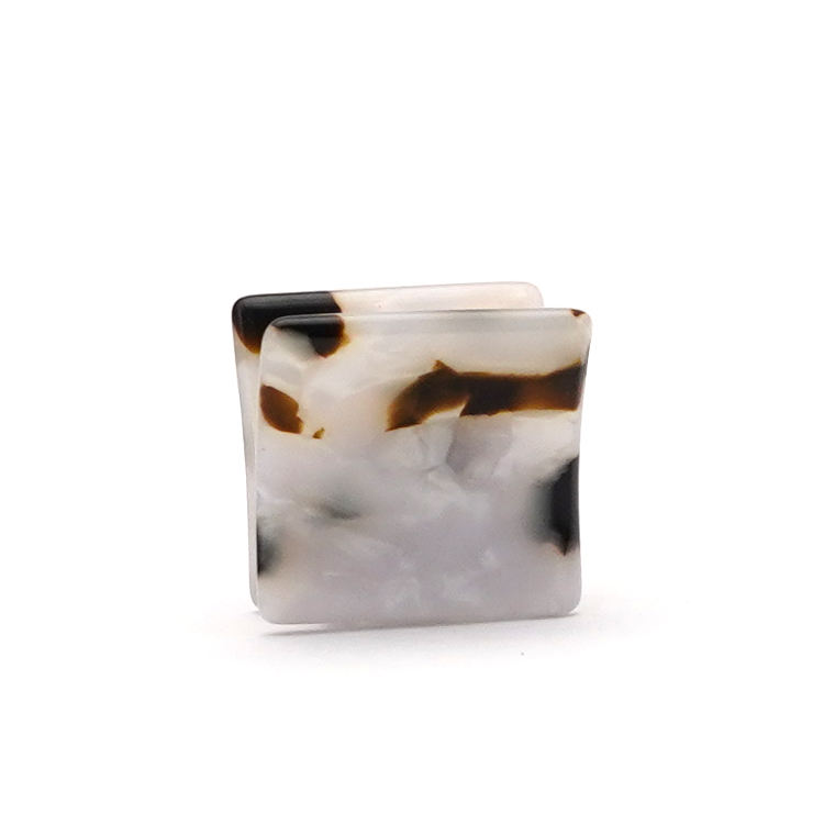 สีน้ำตาล