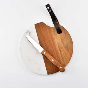 Planche à fromage ronde en bois de bambou avec logo personnalisé avec couteau en acier inoxydable Outils à fromage élégants et ensemble de couteaux - Product Image 1
