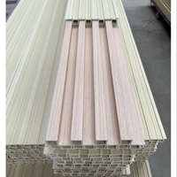 Revêtement mural creux en bois composite WPC Panneau mural cannelé en PVC ignifugé à grain de bois WPC Grand panneau mural et tubes de plafond