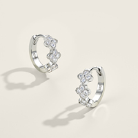 Anting Hoop Perak Sterling S925 Berhiaskan Bunga Clover dan Moissanite Penuh, Anting Floral untuk Wanita, Cocok untuk Sehari-hari & Pesta