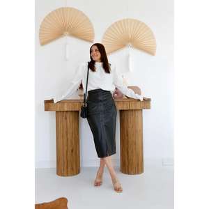 Jupe mi-longue en similicuir noir à taille haute avec poches, finition brillante, pour femme - Product Image 2