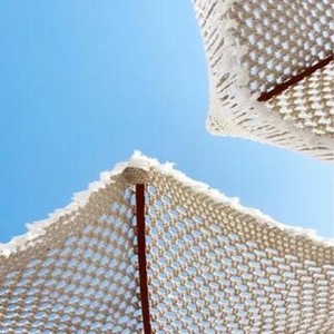 Parasol de plage bohème en macramé - 100% coton et mât en bois massif, idéal pour les hôtels côtiers de luxe et les salons extérieurs - Product Image 3