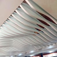 Revestimiento de Techo de Aluminio Curvo en Forma de U Personalizado, Tubo Cuadrado Metálico para Decoración de Interiores