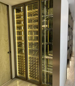 Armoire à vin élégante personnalisée avec étagères en métal doré et vitrine en verre pour le mobilier de divertissement à domicile - Product Image 5