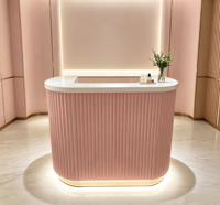 Bureau d'accueil rose élégant et personnalisé avec panneau à rayures minimaliste et support de bar pour salon, spa, centre de beauté et bien-être