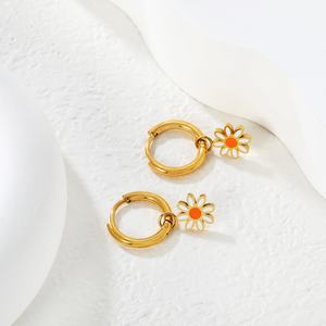 Pendientes de Aro Colgantes de Acero Inoxidable con Flor de Crisantemo y Margarita Esmaltada, Chapados en Oro de 18K, Nueva Moda, Joyería para Mujer - Product Image 3