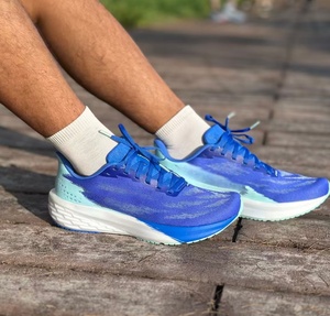 Zapatillas deportivas de maratón para hombre, con suela suave y acolchada, ligeras, de malla con degradado azul, para entrenamiento profesional. - Product Image 6