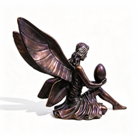 Statuette de gardien ailé en bronze tenant un ornement en forme d'œuf, OEM ODM, taille et couleur personnalisées pour la décoration de musées commémoratifs et de galeries