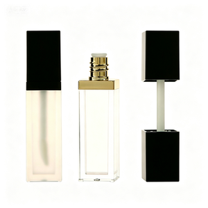 Tube à lèvres vide en plastique noir mat avec dessus doré, forme carrée et applicateur large, pour cosmétiques - Product Image 2