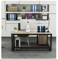 Bureau d'ordinateur moderne et simple en bois pour patron, manager, formation ou usage domestique