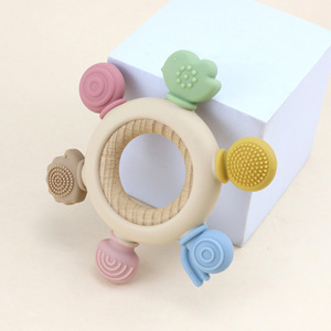 Luckykoo Jouet de dentition en bois pour bébé, hochet en silicone avec anneau en bois, jouets de dentition pour bébés de 6 à 12 mois - Product Image 1