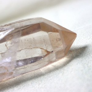 उच्च गुणवत्ता स्पष्ट क्वार्ट्ज क्रिस्टल बिंदु शुद्धिकरण शेष क्रिस्टल क्वार्ट्ज शिल्प और ध्यान चिकित्सा के लिए - Product Image 3