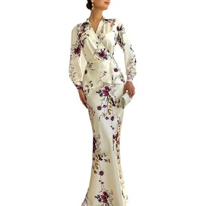 ชุดแฟชั่นผู้หญิง 2 ชิ้น เสื้อแขนยาวพิมพ์ลายผูกเอวและกระโปรง - Product Image 1