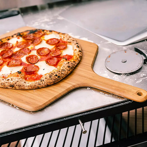 Pelle à pizza en bambou naturel de 12 pouces, de qualité alimentaire, avec longue poignée pour le transfert et la cuisson de la pizza, spatule de service - Product Image 4