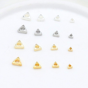 Cuentas triangulares de oro de 18k que conservan el color y cuentas espaciadoras plateadas para la fabricación de joyería DIY. - Product Image 2