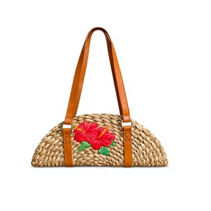 กระเป๋า HIBISCUS กระเป๋าถือสานมือจากผักตบชวา พร้อมตกแต่งด้วยเชือกถักแบบมาคราเม่ กระเป๋าสะพายไหล่สานธรรมชาติ เป็นมิตรกับสิ่งแวดล้อม สไตล์โบโฮ เหมาะสำหรับไปทะเลหรือช้อปปิ้ง - Product Image 1