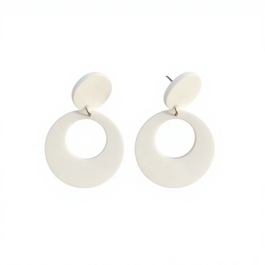 ต่างหูเรซิ่นแฮนด์เมดประดับเกล็ดทอง เครื่องประดับแฟชั่นดีไซน์เนอร์ - Product Image 1