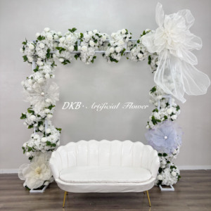 Décorations de scène de mariage tendances Roses blanches artificielles de qualité supérieure pour les décorations de toile de fond de mariage - Product Image 1