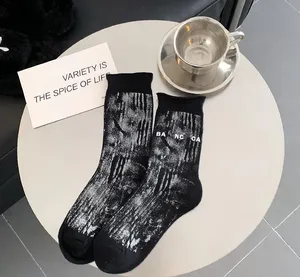Produits de dropshipping 2026 : Chaussettes unisexes en coton printemps-automne, chaussettes de créateur jetables antibactériennes style éclaboussures de peinture - Product Image 2