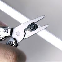 Pince multifonction pliable en acier inoxydable avec lame dentelée, mini-couteau, tournevis et ciseaux pour le camping et les situations d'urgence en extérieur