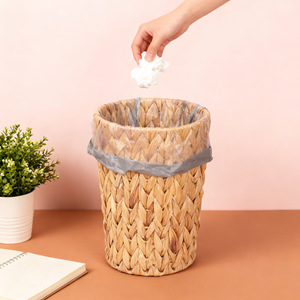 Poubelle ronde en jacinthe d'eau nordique tressée, panier imitation rotin 19x19x28cm pour rangement domestique, salon, chambre, cuisine - Product Image 2