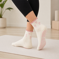 Chaussettes de Pilates pour femmes avec logo personnalisé, design gratuit, chaussettes de sport tricotées mi-mollet antidérapantes avec grip et volants pour le yoga