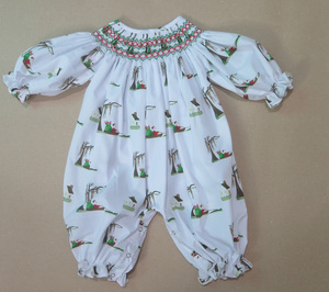 Robe de Noël blanche smockée pour bébé fille, broderie rouge et verte, manches longues, tenue de boutique pour tout-petits, idéale pour les fêtes d'hiver - Product Image 4