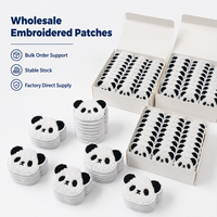 Parches de chenilla de panda lindos listos para enviar, insignias de animales kawaii al por mayor en stock, apliques termoadhesivos de oso blanco y negro para bolsos
