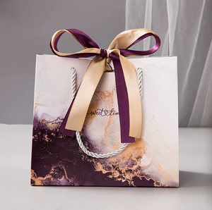 Bolsa de regalo preformada con diseño de mármol morado, bolsa de mano de alta gama con cinta, bolsa de papel impresa a color con lazo. - Product Image 1