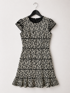 Robe élégante noire et blanche à imprimé floral, coupe ajustée et évasée, avec manches courtes, design à volants élégant, tissu de qualité supérieure, tenue chic pour les fêtes - Product Image 3
