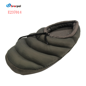 <span class=keywords><strong>Chaussons</strong></span> matelassés imperméables pour femmes et hommes, chauds pour l'hiver, en mousse à mémoire de forme, pour une utilisation intérieure et extérieure, antidérapants pour le camping par temps froid - Product Image 1