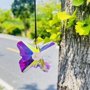 Pendentif Dauphin en Verre Coloré, Design Art Déco, Cristal Suspendu Capture Lumière du Soleil, Cadeau Anniversaire pour Collectionneur - Product Image 3