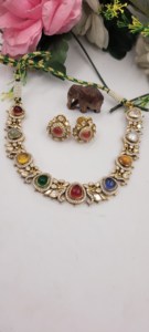 Ensemble de colliers Kundan multicolores orné de pierres précieuses vibrantes, présenté dans un design traditionnel de mariage. - Product Image 3