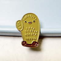 2024 personnalisé couronne vert thème conception doux émail broche métal artisanat Badges de taille moyenne épinglettes pour cadeaux Souvenirs