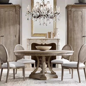 Ensemble de table à manger ovale en chêne massif vieilli de style campagnard français, base sur piédestal vintage, chaises à dossier rond recouvertes de lin - Product Image 1