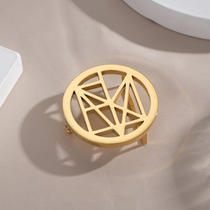 Nueva hebilla de cinturón minimalista de acero inoxidable con diseño creativo hueco y logotipo redondo, pedido mínimo de una pieza. - Product Image 3