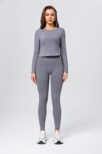 Set da yoga in 2 pezzi, girocollo, manica lunga, top corto, vita alta, leggings lunghi, senza cuciture, tinta unita - Product Image 1