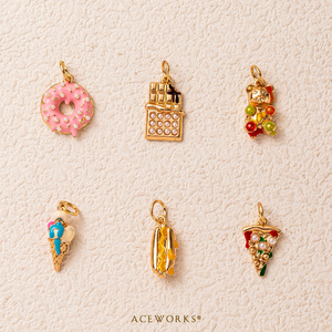 Galería de Snacks Gilded |   Colgante de latón chapado en oro de 18K con esmalte, con diseño de alimentos: Barra de chocolate, Ramen, Palomitas de maíz, Donut, Helado, Perrito caliente, Pizza - Product Image 3