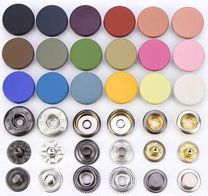 Hochwertige, langlebige Druckknöpfe aus hellem Gold, Metall, Zink legierung, Flatback-Stil, geprägtes Logo, hängende, quadratische Muschel kleidung - Product Image 1