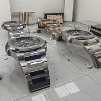 Table basse sur mesure en acier inoxydable avec horloge en quartz, miroir doré, pour projet de design de villa de luxe