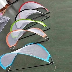 Pour <span class=keywords><strong>Amazon</strong></span> Basics Filets de football pliants intérieurs/extérieurs portables Buts de football pop-up avec sac de transport Équipement d'entraînement pour enfants - Product Image 5