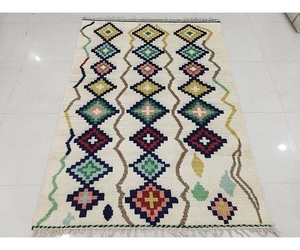 Juego de Alfombras de Lana y Seda Marroquíes Tejidas a Mano de Lujo con Cojines Cuadrados a Juego – Diseño Geométrico Personalizado, Alfombra Suave, Duradera y Única - Product Image 1