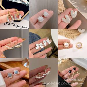 Venta al por mayor nuevos pendientes de tuerca de plata S925 perla de moda Hada explosiva pequeña joyería de temperamento Simple fresca para bodas - Product Image 2