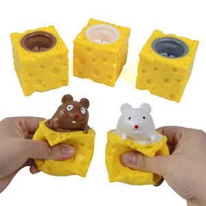 Nouveau jouet créatif et mignon en forme de souris de fromage pour tasse, jouet anti-stress amusant en forme d'écureuil à presser pour tasse - Product Image 1