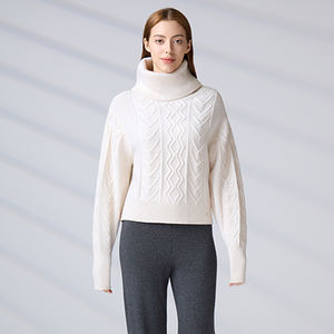 Pull col roulé en maille torsadée blanc uni personnalisé, coupe ample et confortable, collection Automne Hiver 2026 pour femme - Product Image 4