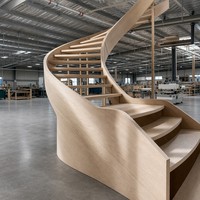 Escalier en colimaçon à marches courbes sur mesure en chêne rouge pour l'intérieur d'une villa