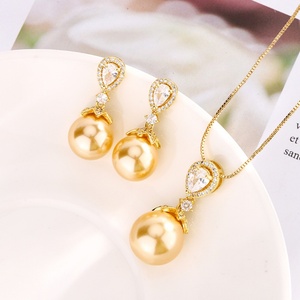 Wholesale Eco-friendly Copper Gold Plated Temperament Vintage Fashion Gold Plated 14-12mm Shell Pearl Necklace <b>Set</b> for Women - Product Image 1