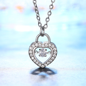 Elegante collana con ciondolo a cuore mobile, catena con charm in pietra scintillante per donna - Product Image 4